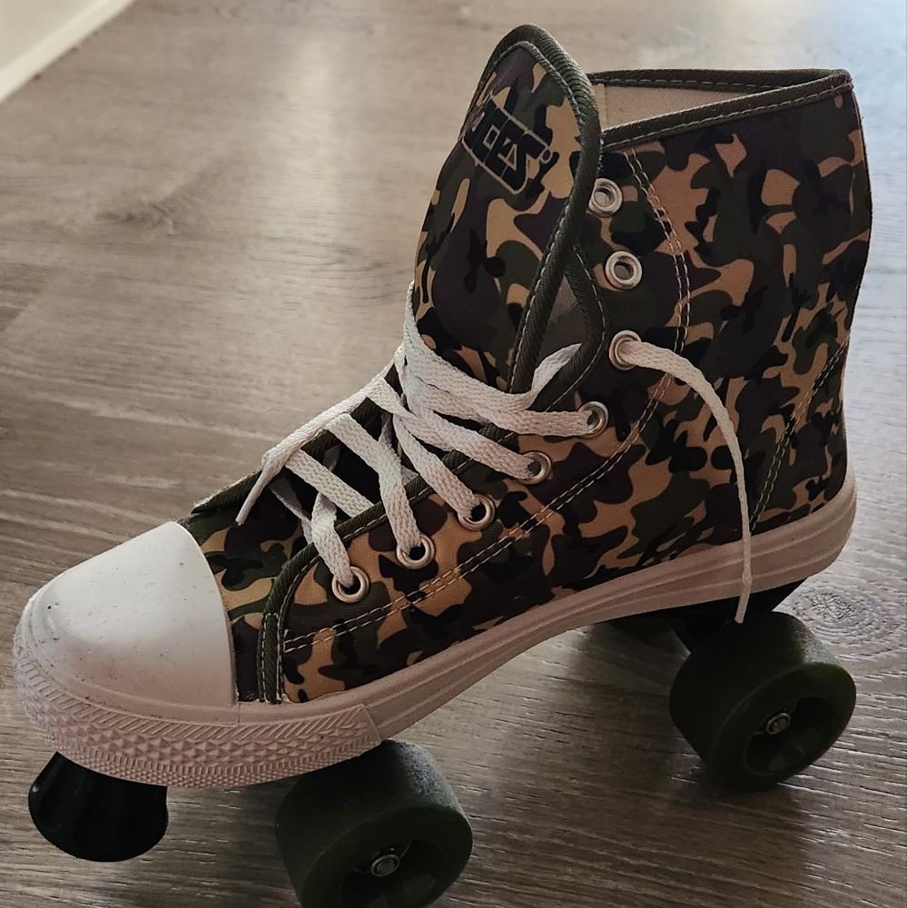 Camouflage roller skate